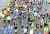 Vse je nared za Ljubljanski maraton. Že v soboto bo tekla mladina, v nedeljo pa sledijo teki na 10 km, 21 km in na 42 km. Skupaj je na vseh tekih prijavljenih okrog 26.600 tekačev, vendar bo zaradi deževnega vremena gotovo teklo precej manj ljudi. Foto: BoBo