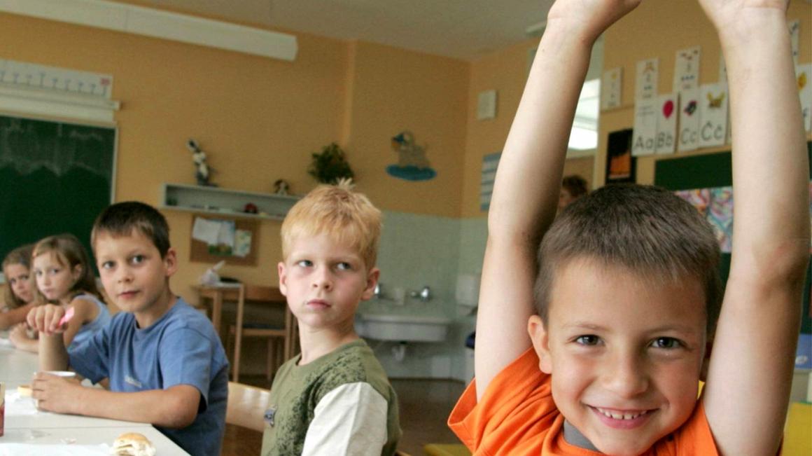 Ste že slišali za izraz "starš helikopter" ali "helikopterski starši"? To ni strokovni izraz, je pogovorni, označuje pa starše, ki otroke nenehno nadzorujejo, se vmešavajo v njihovo socialno življenje in bi pogosto kar vse postorili namesto njih ali pa jim kakšno slabo izkušnjo prihranili. Za razumevanje tega moramo biti bolj odprti, kot se na prvi pogled zdi. O tem smo se pogovarjali s predstojnico inštituta za družboslovne študije Znanstveno-raziskovalnega središča Koper, dr. Matejo Sedmak. Foto: BoBo