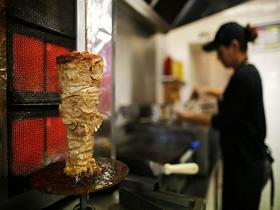 V 49 obratih po Sloveniji tri tone kebaba, okuženega s salmonelo