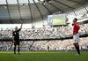 Michael Oliver in Chris Smalling