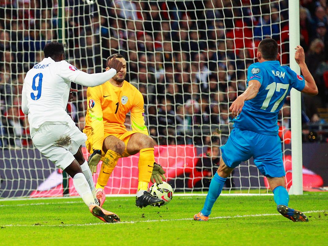 Danny Welbeck je z dvema zadetkoma poskrbel, da so Slovenci Wembley zapustili praznih rok. Foto: EPA