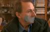 Številni literarni kritiki Michela Houellebecqa preprosto ne prenesejo, češ da je šovinist, rasist, pornograf in na splošno obupen človek. Po pričujočem filmu sodeč ga take in podobne ocene niti malo ne obremenjujejo. Foto: Liffe