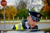 Ko nas policist ustavi zaradi prekrška, se takoj začnemo izmikati kazni. Zakaj je tako težko sprejeti odgovornost? Foto: Miha Merljak / MMC RTV SLO