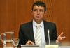 Minister za javno upravo je povedal, da vlado pri pogajanjih s socialnimi partnerji omejuje tudi fiskalno pravilo. Foto: BoBo