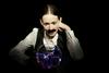 Osrednji lik predstave je Nikola Tesla, gostitelj večera, razlagalec sveta in hkrati tisti, ki ga spreminja Foto: Petra Cvelbar
