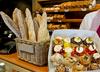 Gluten je tista sestavina pšenične moke, ki daje kruhu in drugim pekovskim izdelkom njihovo značilno teksturo. Foto: EPA