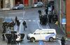 Policija je zaprla okolico zgradbe, mestne oblasti pa so krajevnim prebivalcem ukazale, naj iz varnostnih razlogov ostanejo doma. Foto: MMC RTV SLO/Reuters