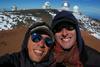 Na bivanje na Havajih ju v stanovanju v Utrechtu spominjajo fotografije in havajska plumerija. Ta selfie sta posnela na vrhu 4.207 metrov visokega ognjenika Mauna Kea, na katerem je tudi velik observatorij. Foto: Osebni arhiv Ambroža Bajca-Lapajneta in Matjaža Matošca
