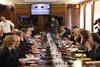Ekonomist Mojmir Mrak je na seji predlagatelje vprašal, zakaj se s peticijo oglašajo šele zdaj, dve leti po sprejemu sklepa. Foto: DZ/Martina Čuk