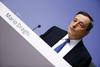 Mario Draghi je napovedal, da bo ECB do septembra 2016 mesečno odkupil za 60 milijard evrov državnih obveznic, kar bo za šepajoče gospodarstvo v evroobmočju pomenilo injekcijski vbod v znesku 1,1 trilijona evrov. Foto: MMC RTV SLO/Reuters