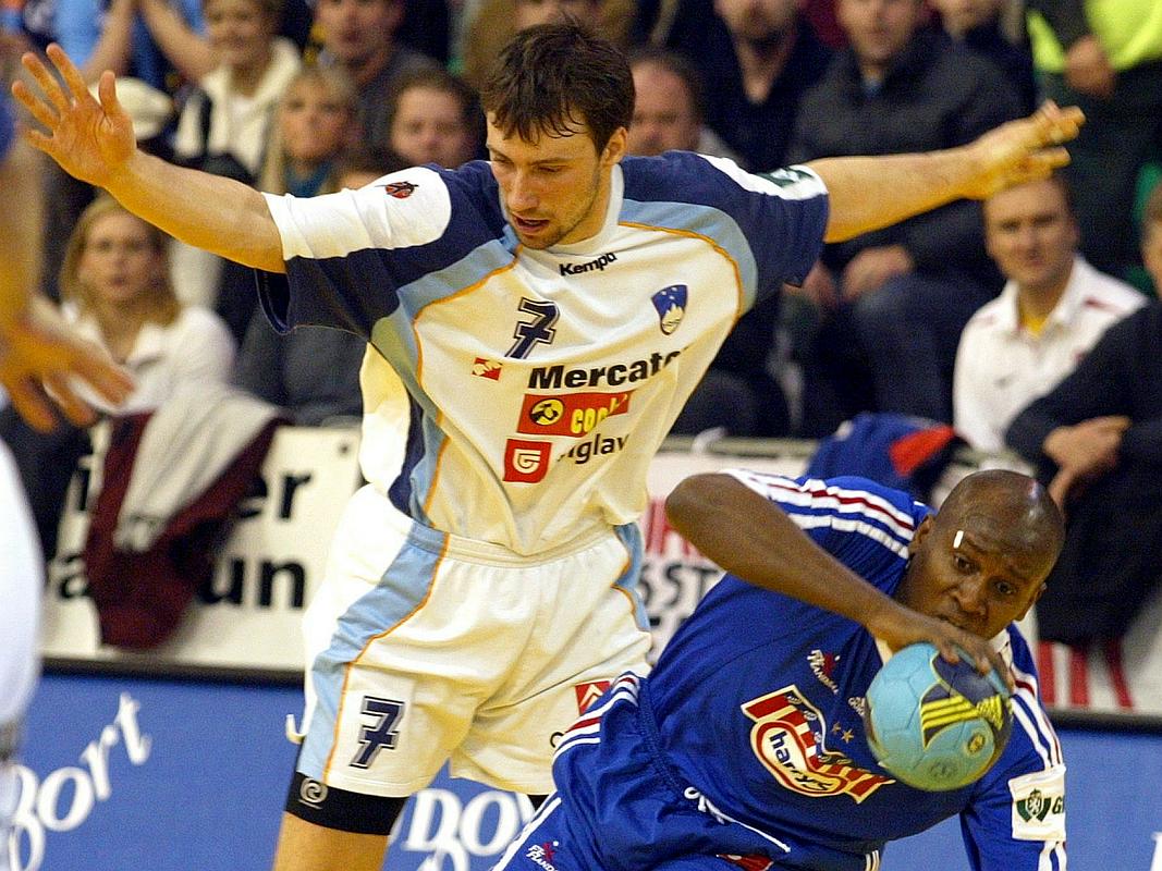 Pri zgodovinski zmagi Slovenije nad Francijo na EP 2004 je največ zadetkov dosegel Vid Kavtičnik (8). Foto: EPA