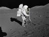 Ameriški geolog astronavt na odpravi Apollo 17 z lopato v roki. Novejše različice so le vprašanje časa. Foto: Nasa