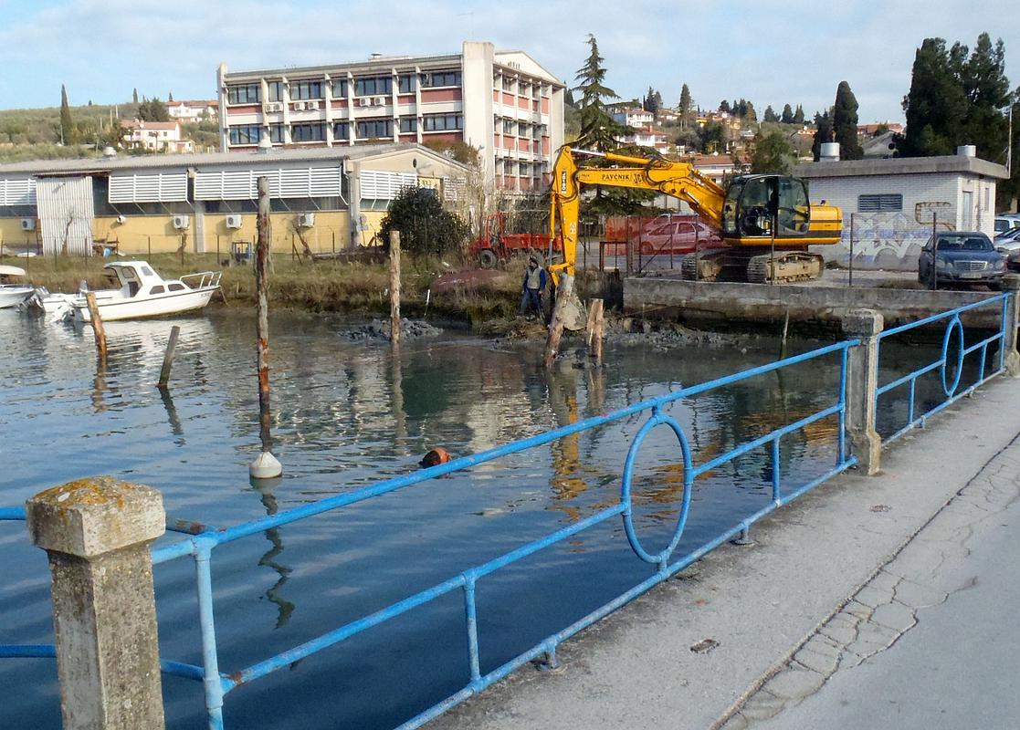 Med čakanjem na inšpekcije so v solinah začeli graditi brv vzporedno z mostom. Foto: MMC RTV SLO/Eugenija Carl