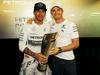 Lewis Hamilton in Nico Rosberg sta lani zakopala bojno sekiro in se po koncu sezone takole skupaj nastavljala fotografskim objektivom, a Rosberg ima s svetovnim prvakom zagotovo še neporavnane račune. Foto: Mercedes