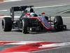 McLaren MP4-30 s Hondinim pogonskim sklopom kultnemu britanskemu moštvu še ne prinaša želenih rezultatov. Med štiridnevnim testiranjem je Fernando Alonso dosegel 14. najhitrejši čas, za najhitrejšim Romainom Grosjeanom je zaostal za slabi dve sekundi (+1,894). Jenson Button je bil od moštvenega kolega še dobri dve sekundi počasnejši (+2,221). Foto: Reuters
