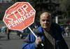 Protestniki zahtevajo omejitev pravice do splava. Moški nosi transparent z napisom