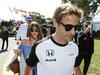 Jenson Button je bil edini dirkač v Melbournu, ki je končal dirko, a ni osvojil niti točke. Pred dirkačem McLarna je - očitno - zelo dolga sezona. Foto: Reuters