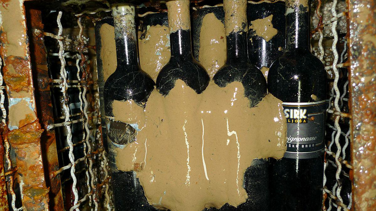 Aljoša in Marjetka Sirk z znane vinarske domačije iz Višnjevika, rojstnega kraja rebule, sta v zaboje za »podvodno zorenje« izbrala značilne briške sorte vin. Poleg rebule, tudi Sauvignonasse, briški tokaj.