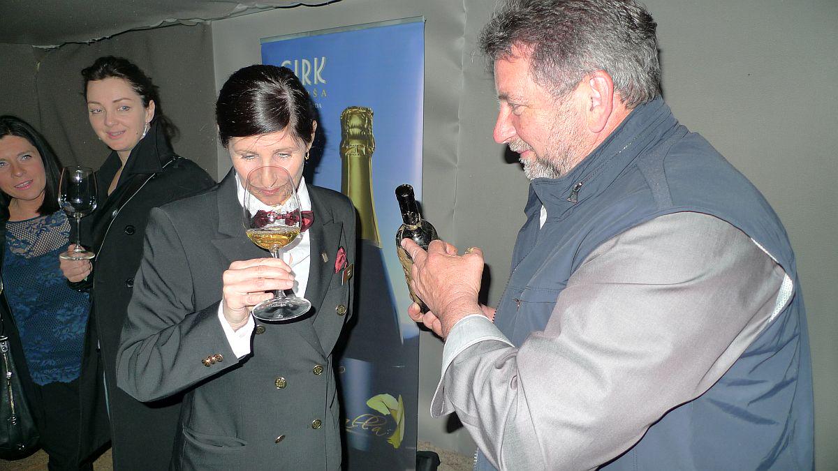 Nataša Šuligoj, sommelierka in članica "Sester Svetega Martina" je poznavalsko poskušala Sirkovo "izvirsko" vino.