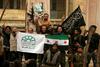 Ahrar aš Šam z zastavo Islamske fronte, revolucionarna zasstava Sirije (FSA) in črna zastava Fronte Nusra