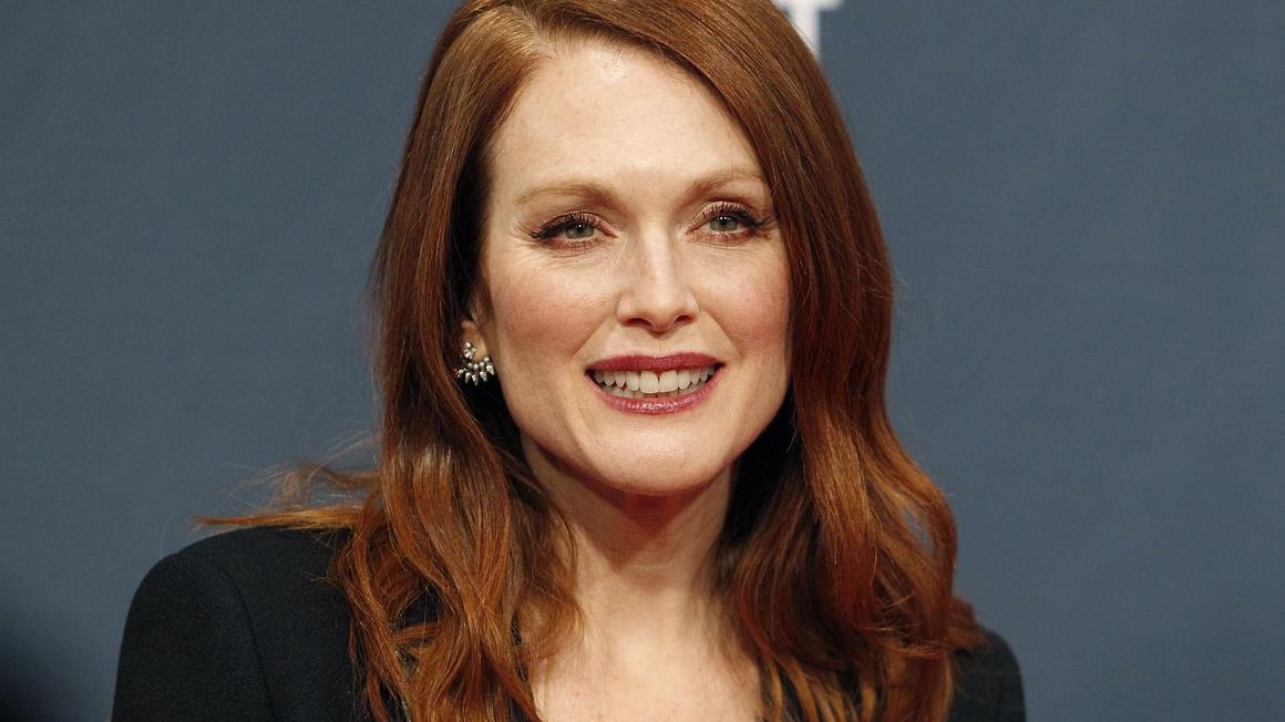 Juliane Moore se bo prelevila v legendo feminizma Glorio Steinem