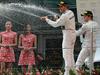Lewis Hamilton in Nico Rosberg sta na odru za zmagovalce takole s šampanjcem polivala svojo ekipo, po podelitvi lovorik za najboljše pa se je z Nemčeve strani začelo obtoževanje. Foto: EPA