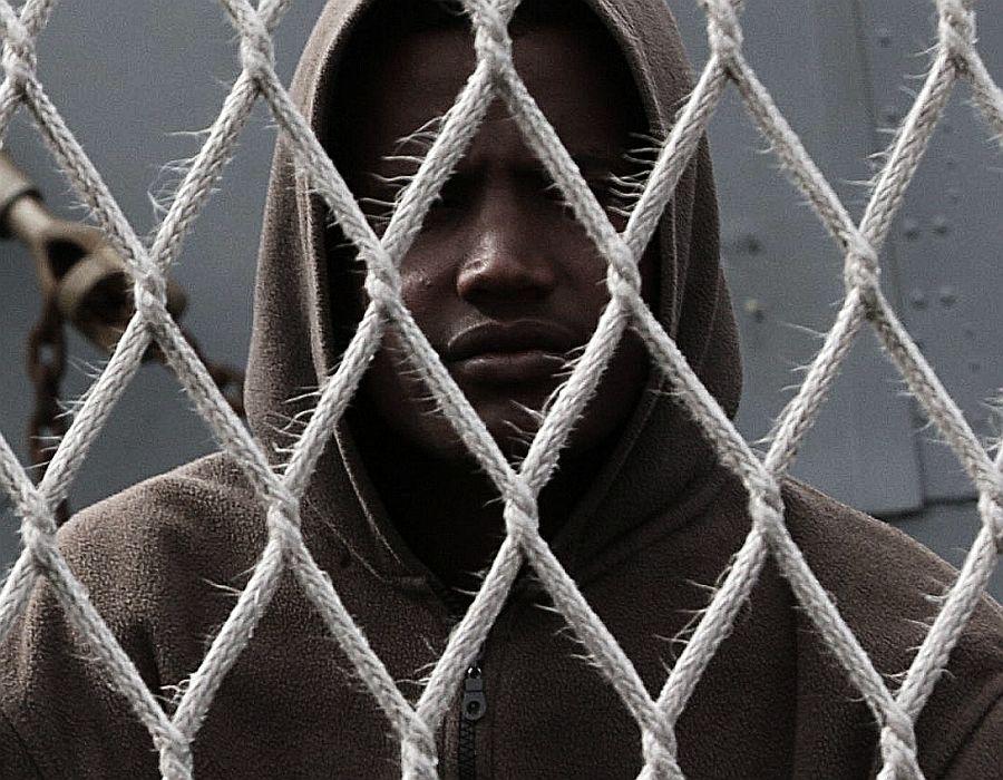 Migranti in imigracije so ključna politična tema v Veliki Britaniji pred volitvami, predvsem UKIP si skuša z lahkotnimi zaključki pomagati do volilnega uspeha. Če je delovalo pri volitvah v Evropski parlament, zakaj ne. Podobno je v Franciji, na Nizozemskem, v Belgiji in drugod. Migranti so, čeprav jih morda ne vidite, vedno zraven. Vedno pripravljeni na zlorabo. Foto: EPA