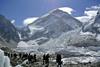 Na najvišjo goro na svetu se vsako leto povzpne več ljudi - tudi takih, ki niso dovolj usposobljeni. Vsem alpinistom pa je skupno to, da jim brez šerp podvig ne bi uspel. Foto: Reuters