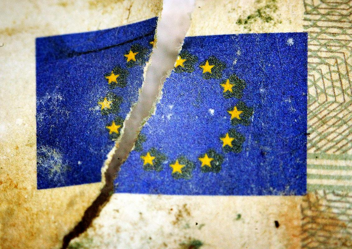 Kaj bo z EU-jem v naslednjih letih, kaj bo z nami v EU-ju v naslednjih letih? Retorična vprašanja, vsekakor, a vedno znova tista, ki jih novinarji postavljamo, analitiki pa vijejo roke in govorijo o vprašanjih za milijon evrov. Kdo ve, tiste kristalne krogle nima ne Angela, ne Jean-Claude ali Francois in ne David. Evropski problemi so konec koncev moji in vaši problemi. Razumeti jih, pomeni že skoraj pol rešitve. Foto: EPA