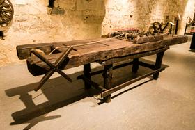 Replika natezalnice z bodečimi zajci