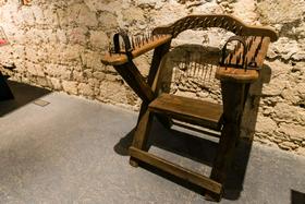 Replika čarovniškega stola