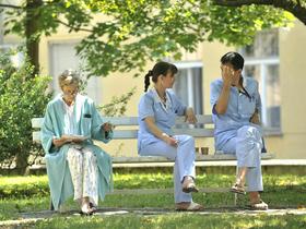 Medicinske sestre bodo stavkale 5. decembra, zahtevajo 20 odstotkov višje plače