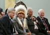 Prvi mož kanadskih staroselcev Perry Bellegarde s kanadskim premierjem Stephenom Harperjem, odvetnikom staroselcev Murrayjem Sinclairom in guvernerjem Davidom Johnstonom na sklepni slovesnosti Komisije za resnico in spravo. Foto: Reuters