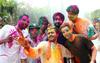 Matica (desno spodaj) je navdušil festival Holi, ki poteka marca. Imenujejo ga tudi festival barv ali festival ljubezni. Gre za stari hindujski verski festival, ki se vse bolj širi tudi v Evropo in Severno Ameriko. Na predvečer festivala ljudje zakurijo ogenj in se ob njem družijo, pojejo in plešejo, naslednje jutro pa se začne 'spopad' z barvami. Zadenete lahko vsakogar, prijatelja ali tujca, bogataša ali reveža, otroka ali starejšega. Foto: Osebni arhiv Matica Kašnika