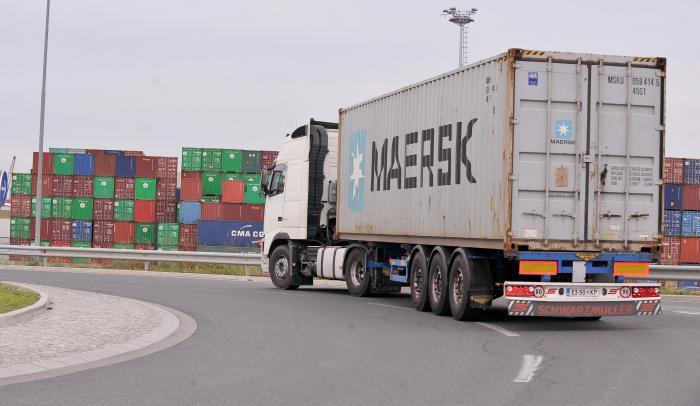 Izvoz je po podatkih, prilagojenih za vpliv cen, na letni ravni upadel za 9,9 odstotka, uvoz pa za 8,6 odstotka. Foto: BoBo Izvoz je po podatkih, prilagojenih za vpliv cen, na letni ravni upadel za 9,9 odstotka, uvoz pa za 8,6 odstotka. Foto: BoBo