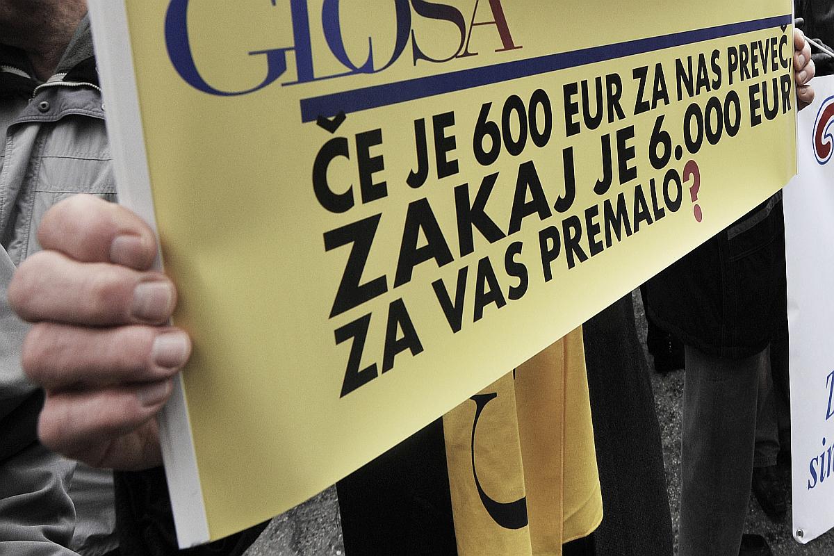 Vladimir Tkalec iz Konfederacije sindikatov javnega sektorja Slovenije je situacijo ponazoril na primeru sodnikov in zdravnikov - ti dobijo vse dodatke za delo ponoči, medtem ko administrativni delavec z minimalno plačo ne dobi nobenega.