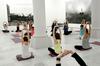 Joga je primerna za vse starosti, še posebej pa jo priporočajo za starejše, saj jim omogoča vadbo, ki je sicer niso deležni. Foto: Reuters