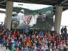 Fernando Alonso je takoj po nesreči preveril, ali je z lanskim moštvenim kolegom pri Ferrariju Kimijem Räikkönen vse v redu. Na njegovo olajšanje je Finec hitro izstopil iz dirkalnika in skupaj z njim zapustil kraj nesreče. Foto: EPA