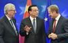 Predsednik Evropske komisije Jean-Claude Juncker, kitajski premier Li Kečjang in predsednik Evropskega sveta Donald Tusk so krepili odnose med EU-jem in Kitajsko, ki sta v zadnjih letih močno okrepila blagovno menjavo. Foto: EPA