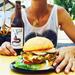 Maximov vege burger z omleto iz bučk, papriko, mocarelo, jajcem in kumarami ter kamniški Mali Grad za pivsko spremljavo. Foto: Pivo & Burger Fest
