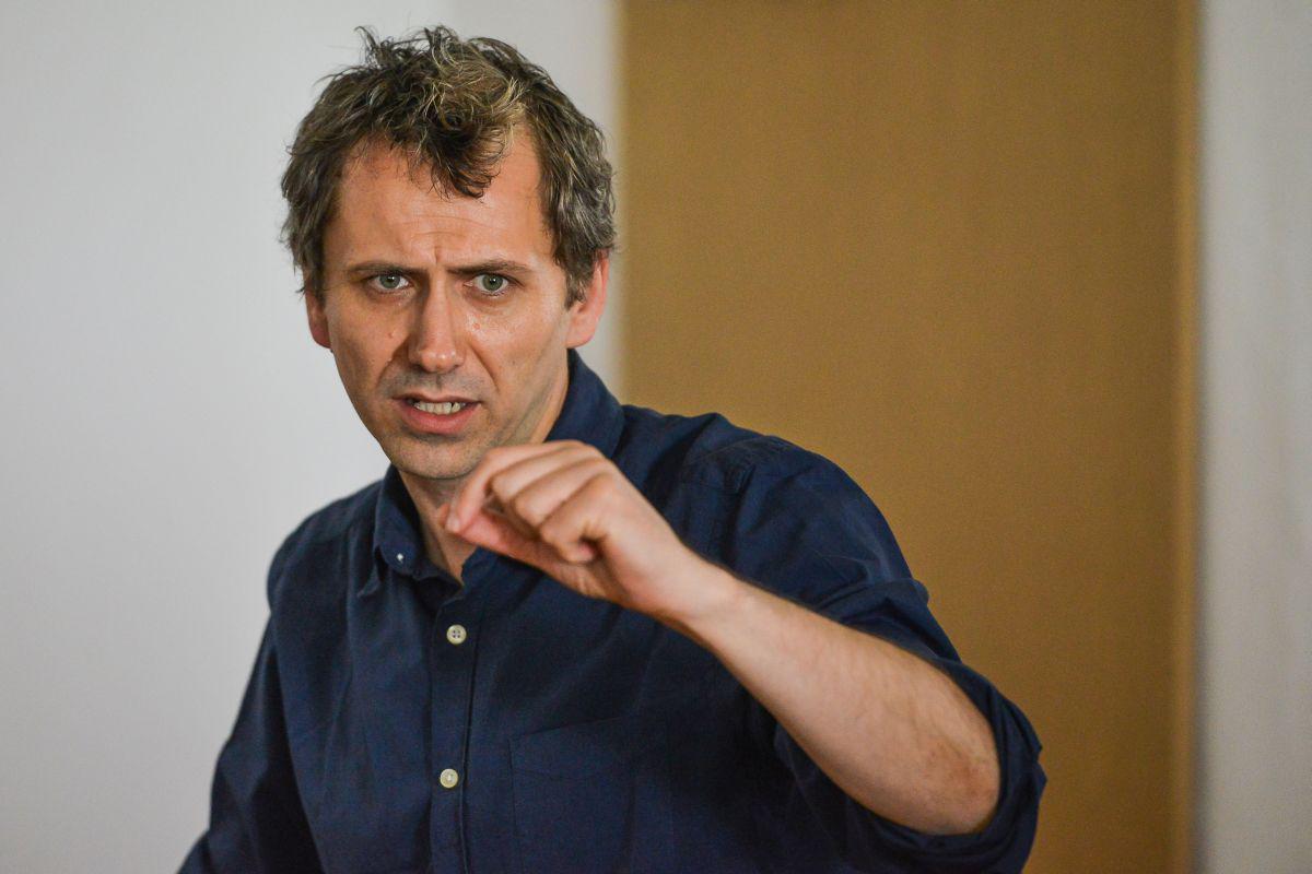 Hrvaški režiser Oliver Frljić je za izhodišče svoje nastajajoče predstave postavil pomembnega jugoslovanskega režiserja, ki je močno vplival tudi na uveljavitev Slovenskega mladinskega gledališča v 80. letih 20. stoletja in vplival na slovensko gledališče na splošno. Foto: Iztok Dimc/SMG