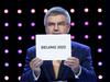 Predsednik Mednarodnega olimpijskega komiteja Thomas Bach je takole svetu objavil, da bodo zimske olimpijske igre čez sedem let potekale v Pekingu in njegovi okolici. Foto: Reuters
