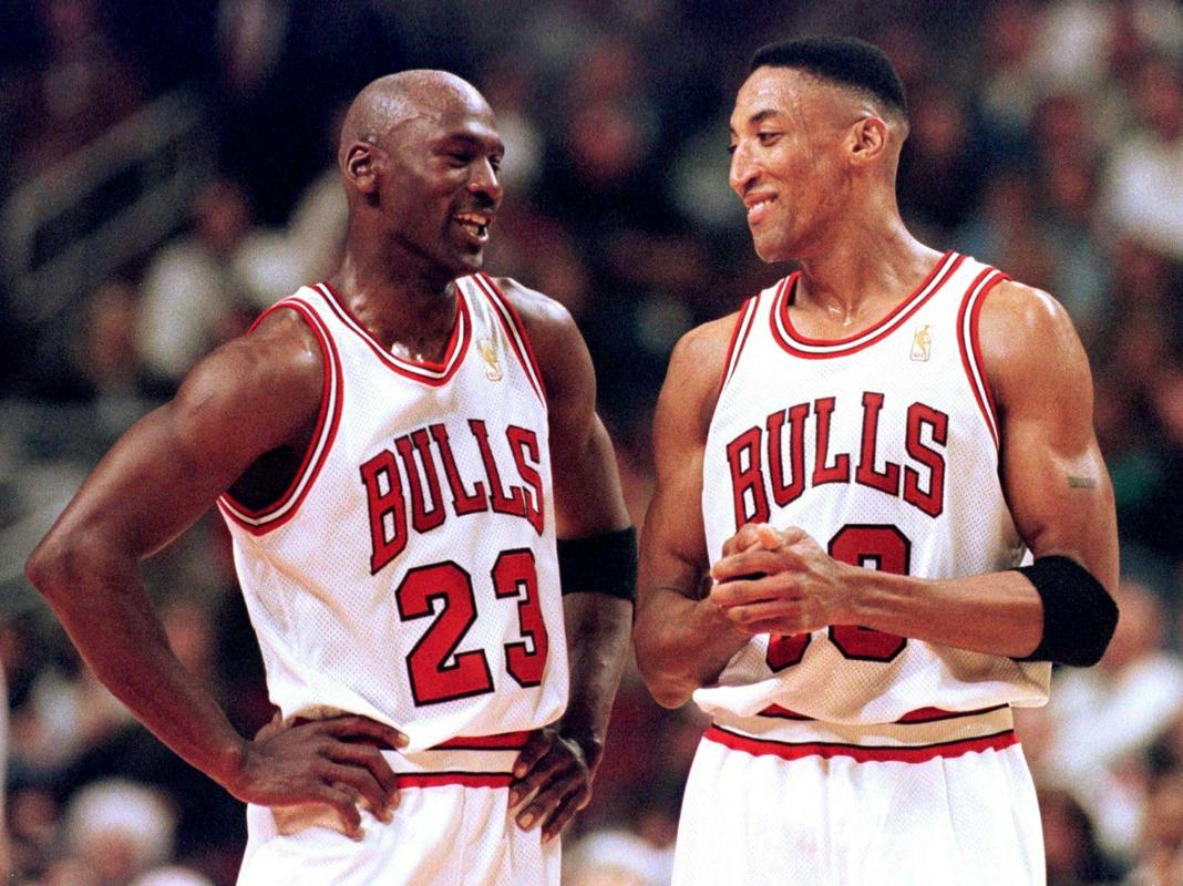 57-letni Michael Jordan (na fotografiji ob Scottieju Pippnu), za večino najboljši igralec v zgodovini Lige NBA (njegovo premoženje ocenjujejo na 2,1 milijarde dolarjev), se je odzval na nasilno smrt temnopoltega Georgea Floyda. Foto: Reuters 57-letni Michael Jordan (na fotografiji ob Scottieju Pippnu), za večino najboljši igralec v zgodovini Lige NBA (njegovo premoženje ocenjujejo na 2,1 milijarde dolarjev), se je odzval na nasilno smrt temnopoltega Georgea Floyda. Foto: Reuters