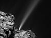 Izbruh z 29. julija. Navadno je komet svetlejši kot curki, ta primerek pa je po svetlosti presegel izvorno telo. Foto: ESA/Rosetta/MPS/OSIRIS-MPS/UPD/LAM/IAA/SSO/INTA/UPM/DASP/IDA