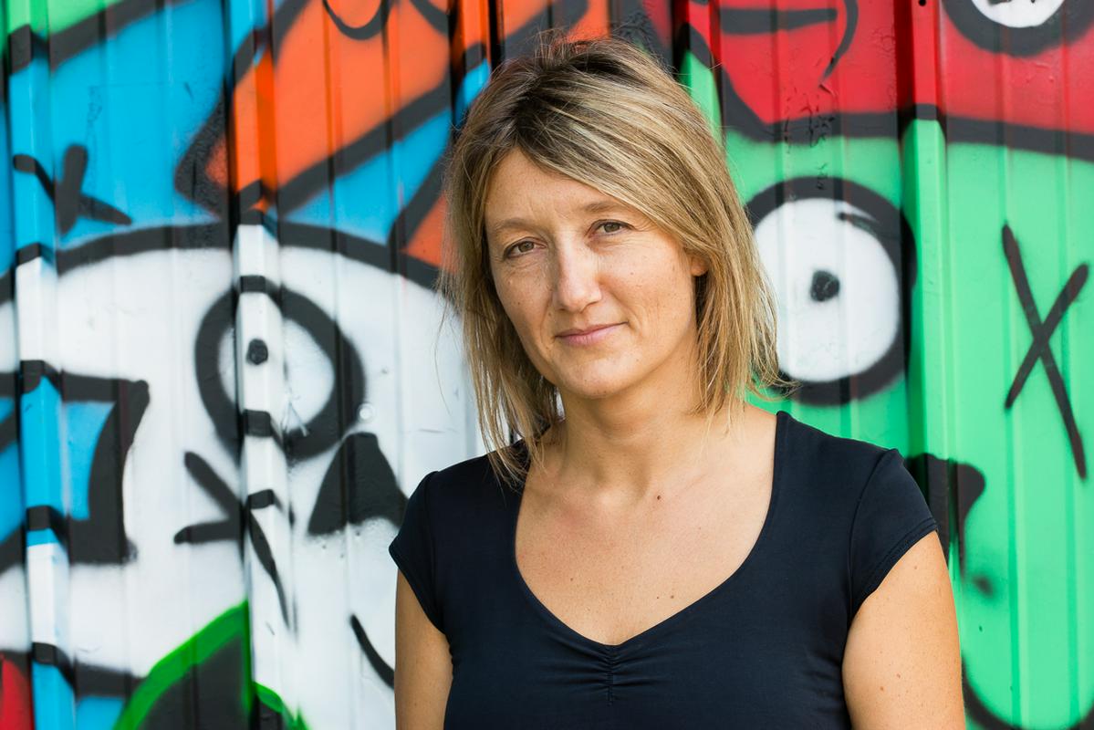 Mojca Pajnik opozarja na t. i. kulturalizacijo rasizma, ki je povzročila, da se ne poudarja več rasa ampak kultura, življenjski slog in podobno. Ta proces pa je rasizem legitimiziral. Foto: MMC/Miloš Ojdanić