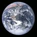 Fotografijo Modra frnikola (AS17-148-22727) so posneli astronavti Apolla 17 7. decembra 1972 z razdalje 45.000 kilometrov od Zemlje. Planet se na posnetku zdi zelo velik, a iz perspektive astronavta je bil videti oddaljen in droben, skoraj kot frnikula - zato takšno ime. Foto: Nasa