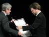 Član letošnje žirije Goran Dekleva je v utemeljitvi nominacije za nagrado zapisal, da Komeljeve pesmi težijo k temu, da bi izrekle svet, hkrati pa odpirajo vrata možnosti drugačnega mišljenja in čutenja ter sporočajo, da se ne gre predajati malodušju. Po mnenju Dekleve se Komeljeva pesem pred bralca postavlja kot