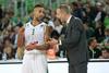 Zach Wright (levo) je bil z 18 točkami najboljši strelec Uniona Olimpije. Odleglo je tudi trenerju zeleno-belih Gašperju Potočniku. Foto: www.alesfevzer.com