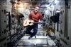 Podoba, zaradi katere je širša javnost spoznala Chrisa Hadfielda. Videospot njegove priredbe pesmi Space Oddity je samo na Youtubu zabeležil več kot 28 milijonov ogledov. Foto: EPA