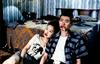 Z Elvisom obsedena Mitsuko (Youki Kudoh) in Jun (Masatoshi Nagase) na svoji romarski poti po Memphisu. Prizor iz prve zgodbe Jarmuschove trilogije Skrivnostni vlak. Foto: Liffe